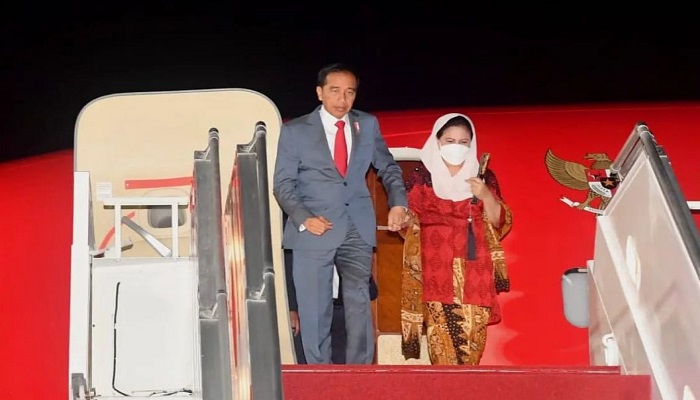 Heboh Iriana Terpeleset di Tangga Pesawat, Sigapnya Paspampres 'Dihalau' Jokowi