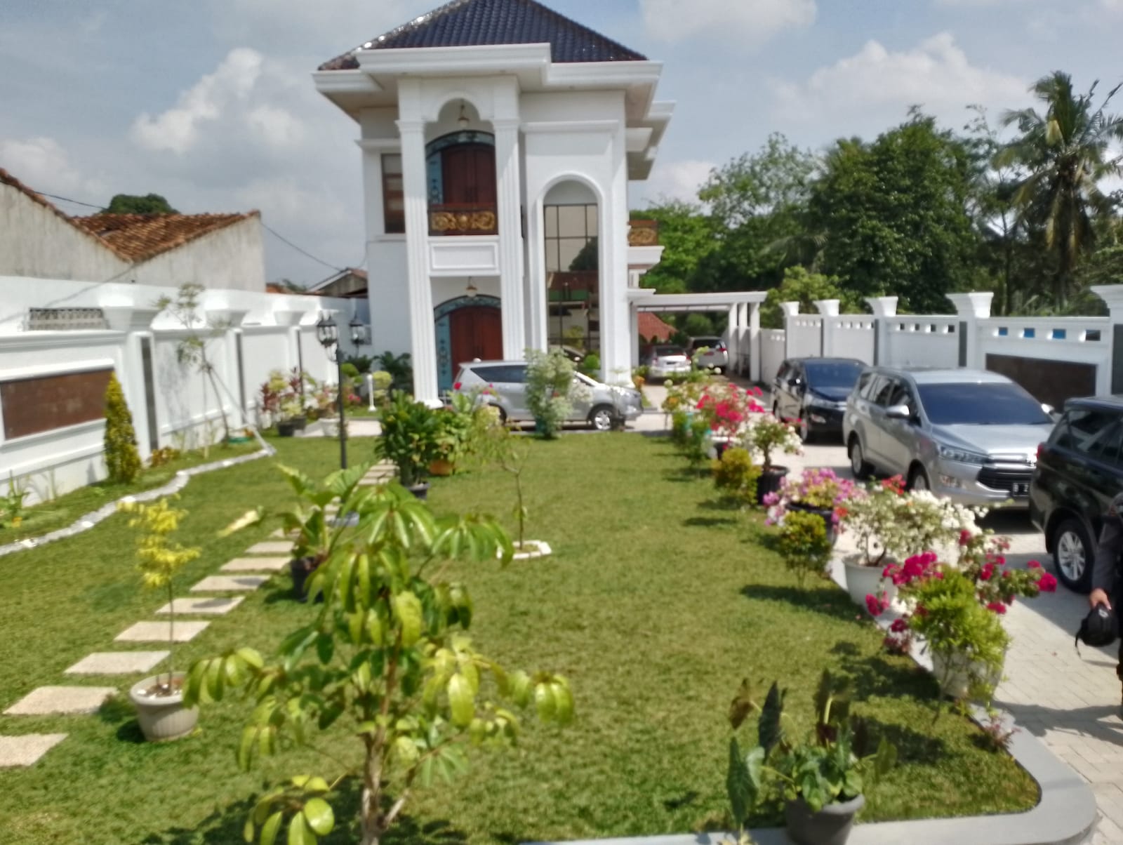 KPK Geledah Rumah Mewah Rektor Nonaktif Unila Karomani