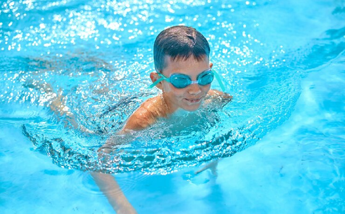Ini Manfaat Berenang Untuk Anak, Bisa Bikin Tidur Jadi Lebih Berkualitas?