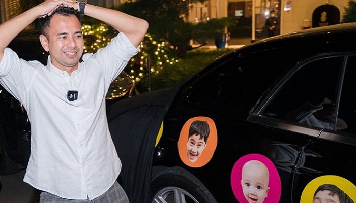 AMSYONG! Mobil Raffi Ahmad Senilai 20 Milyar Ditempeli Stiker Wajah Rafathar dan Rayyanza : 'Mau Marah Tapi Ga Bisa'
