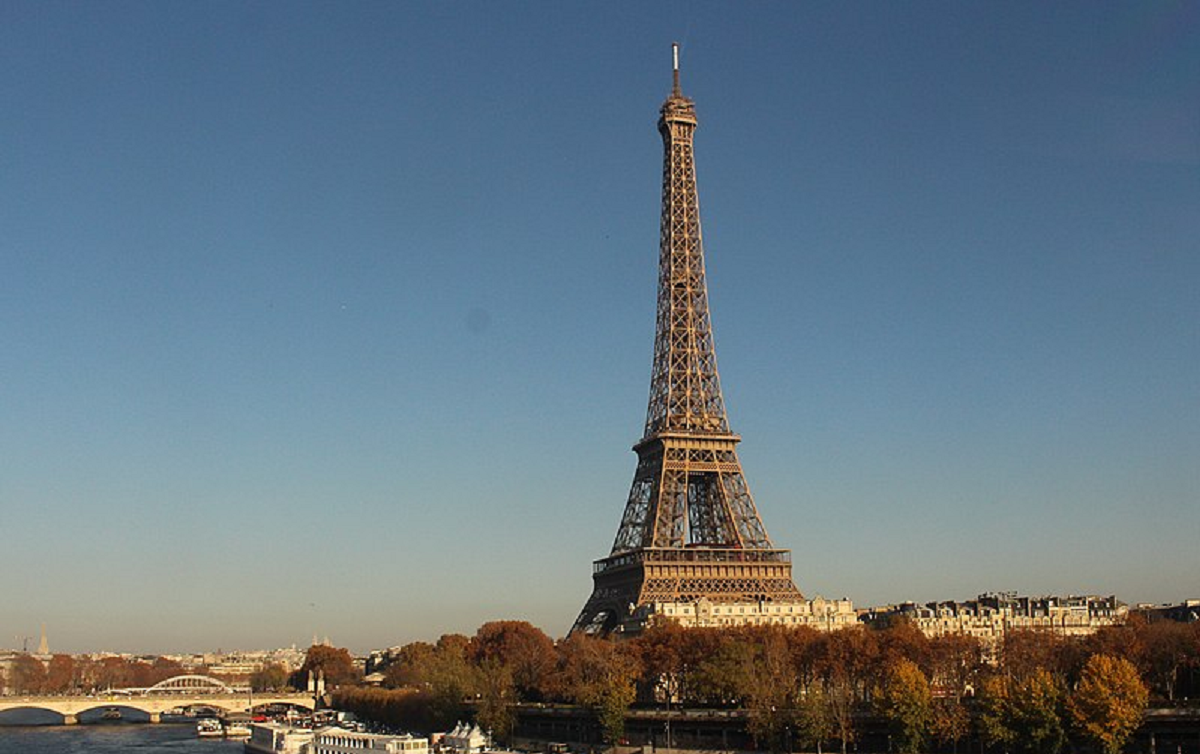 Viral! Jelang Penutupan Olimpiade Paris 2024, Pria Ini Nekat Panjat Menara Eiffel