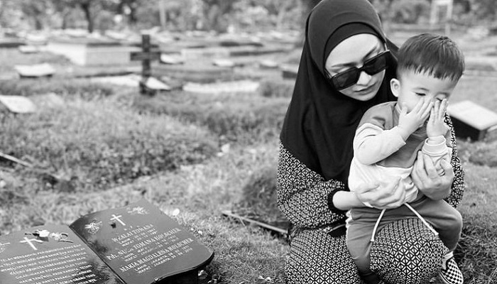 Nathalie Holscher Kirim Al-Fatihah di Makam Ibunda, Netizen Soroti Perbedaan Agama: 'Disana Haleluyaan'