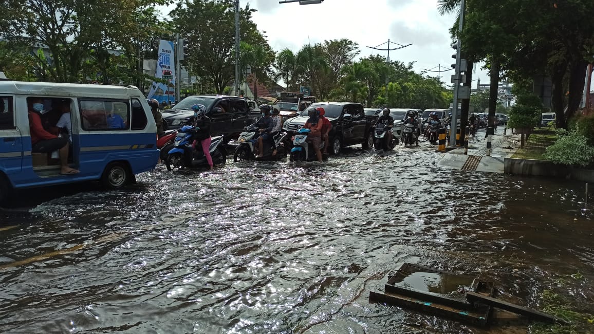 Tips Berkendara Sepeda Motor Saat Menghadapi Kondisi Banjir