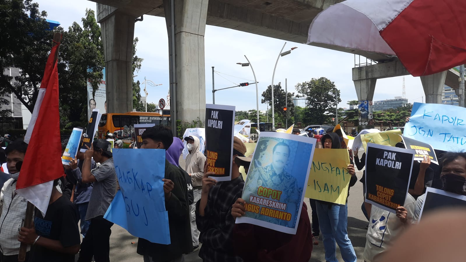 Ratusan Aktivis Demo di Depan Mabes Polri, Tuntut Keberanian Kapolri Periksa Agus Andrianto