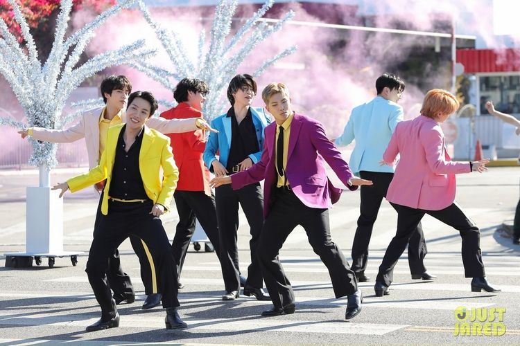 Foto BTS Tampil Colorful di Lampu Merah Saat Syuting bareng James Corden Viral di Medsos dan Curi Perhatian Netizen