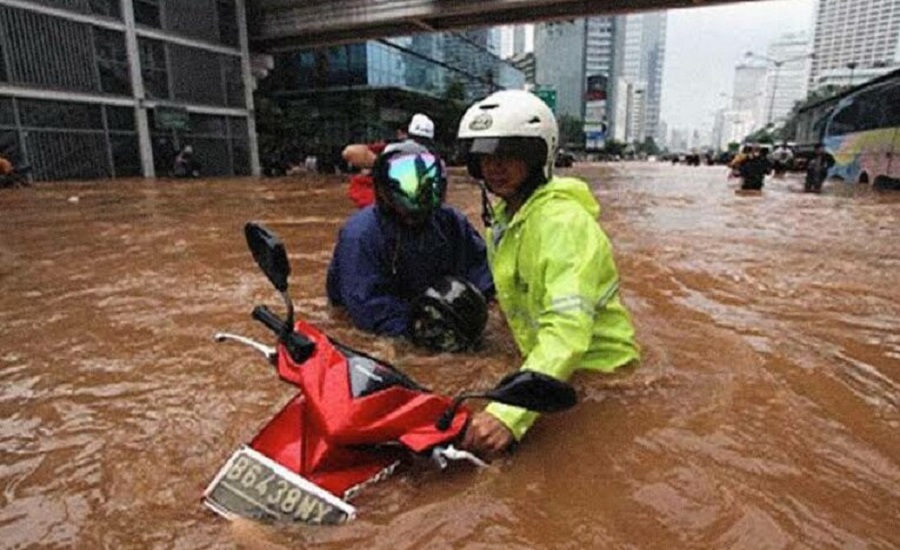 Tetap Rileks dan Santuy Naik Motor Trabas Banjir, Pakai Tips Ini