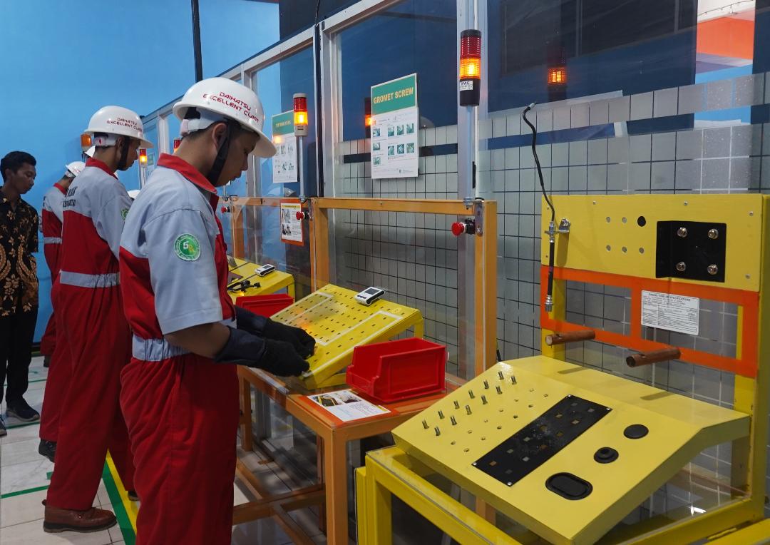 Daihatsu Perkuat SDM Masa Depan dengan Donasi Alat Manufaktur ke SMK dan Kampus