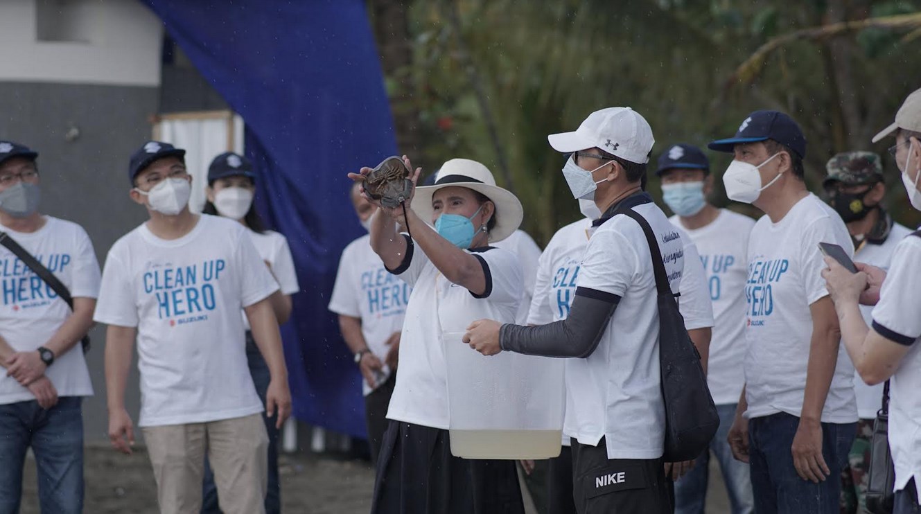 Suzuki Indomobil Sales Gelar Aksi Bersih-bersih Pantai Pangandaran Bareng Ibu Susi Pudjiasti dan Kaka Slank