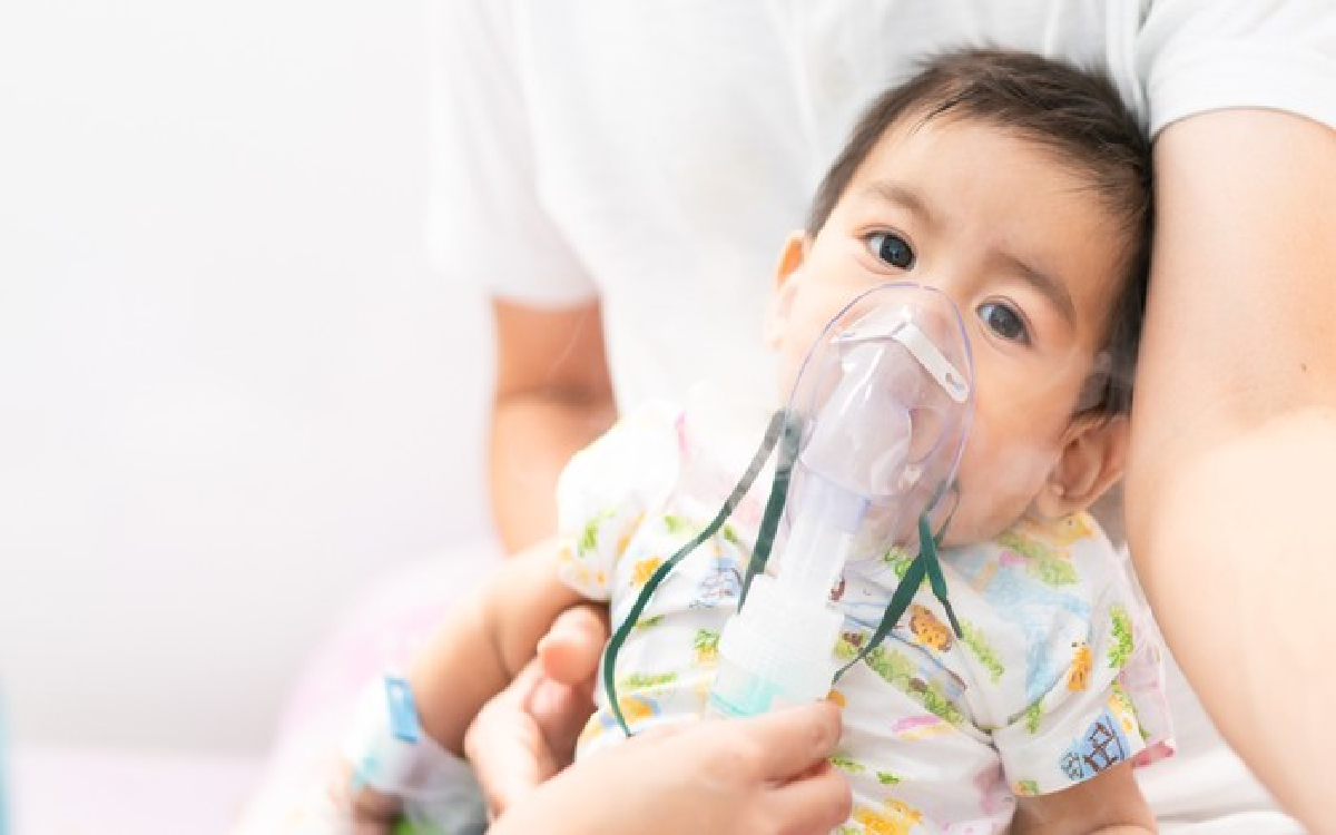 6 Cara Meringankan Nafas Bayi yang Sedang Batuk Berdahak