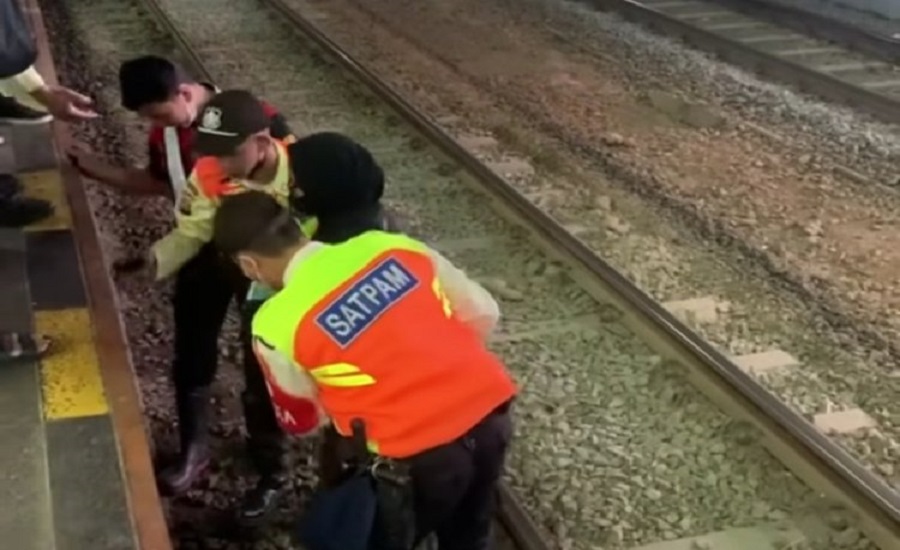 Astagfirullah! Viral Seorang Penumpang Wanita Jatuh dari Peron Stasiun KRL Sudirman Jakarta