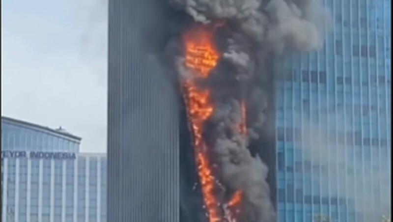 Gedung K Link Terbakar di Jalan Gatot Subroto, Jakarta: Petugas Pemadam Kebakaran Berjuang Padamkan Api!