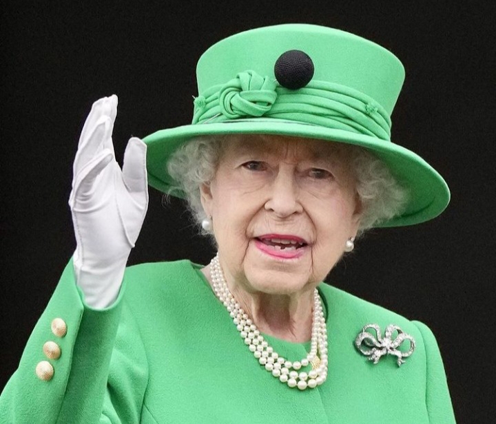 Isi Surat dalam Buket Karangan Bunga Untuk Ratu Elizabeth II Curi Perhatian