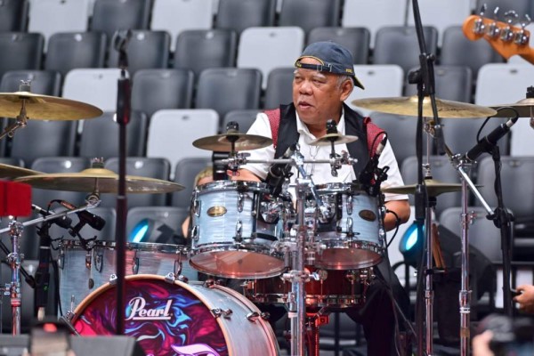 Gokil! Menteri PUPR Basuki Hadimuljono Jadi Drummer Band Cokelat di Peresmian Indonesia Arena