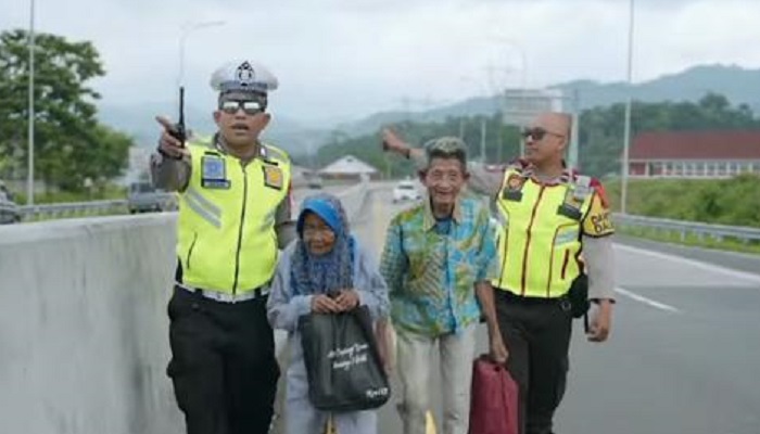 Viral Pasutri Lansia Jalan Kaki di Tol Demi Temui Cucu, Polres Sumedang: 'Sudah Alami Penurunan Daya Ingat'