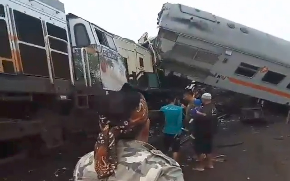 Kereta Api di Cicalengka Bandung 'Dua Orang Masih Terjebak'