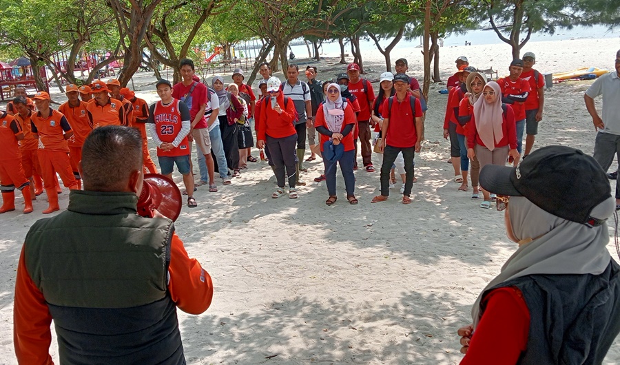 51 Wahanians Bersihkan Pantai Pulau Untung Jawa