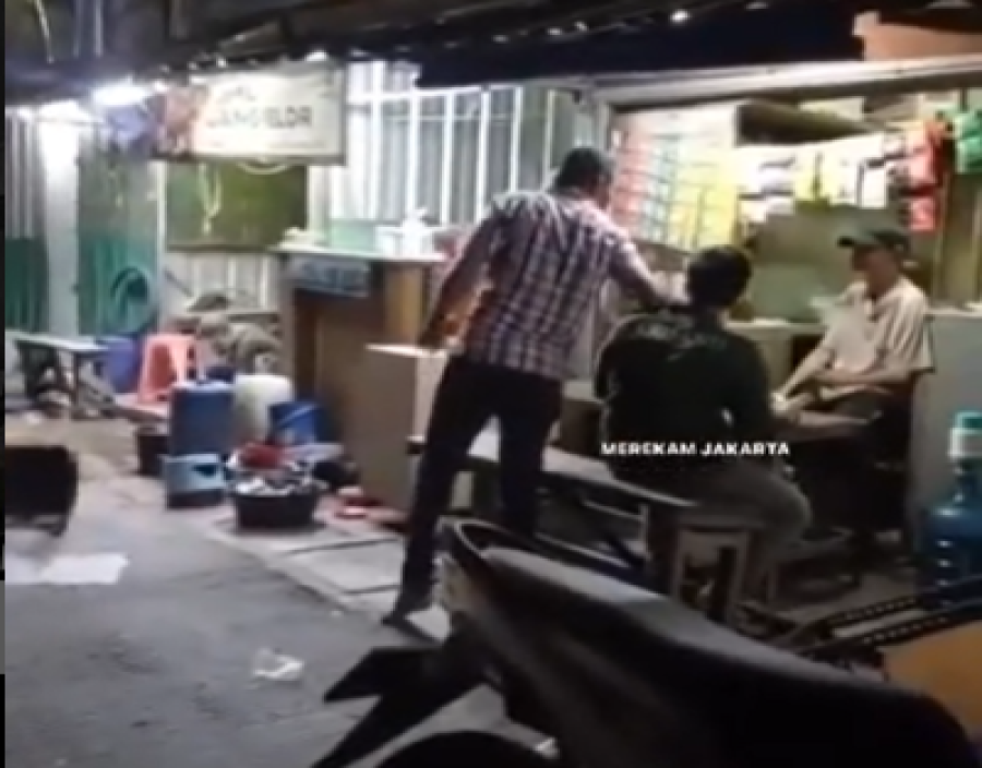 Heboh! Pria Diduga Preman Mabuk Ngamuk-ngamuk di Warung Jaktim, Polisi Turun Tangan