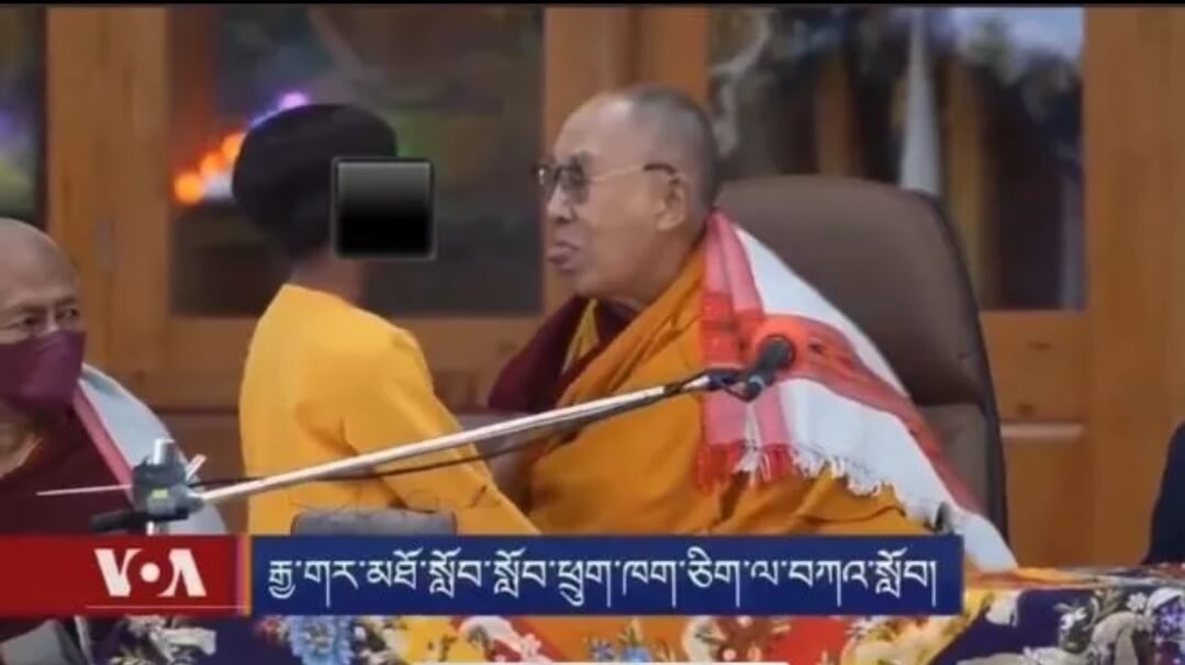 MENJIJIKAN! Kepala Biksu di Tibet Minta Anak Laki-laki Ini Cium dan Hisap Lidahnya