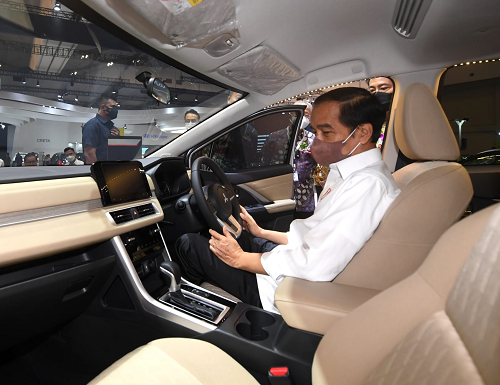 Presiden Republik Indonesia Jokowi dalam kabin salah satu produk Mitsubishi Motors krama Yudha Sales Indonesia pada GIIAS 2021