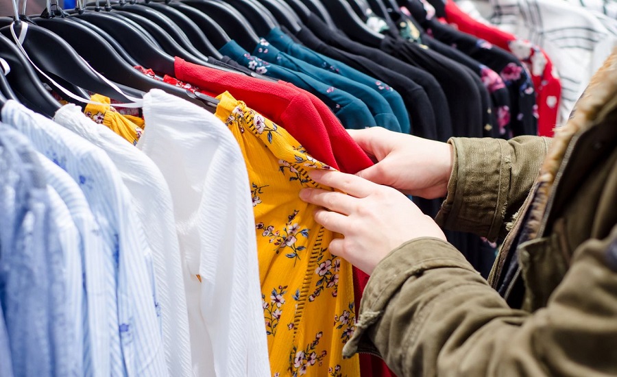 Catat Cara yang Benar Saat Thrifting Pakaian Bekas, Jangan Lupa 'Cium Bajunya'
