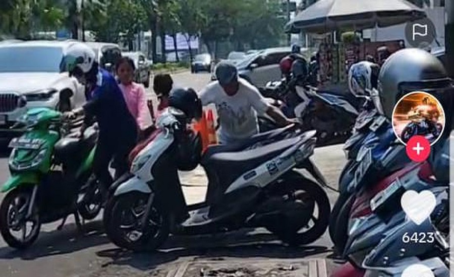 Viral, Tukang Parkir di Senayan Patokin Harga Parkir