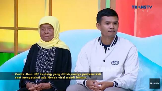 Aduh! Bukannya Iba, Pemuda Pelopor Mandi Lumpur di TikTok Malah Bangga Bikin Nenek-nenek Ngemis Online