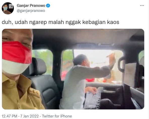 Menohok! Aksi Lempar Kaos ke Masyarakat, Presiden Jokowi Tuai Kritikan Pedas, Warganet: Kami Bukan Ayam Pak!