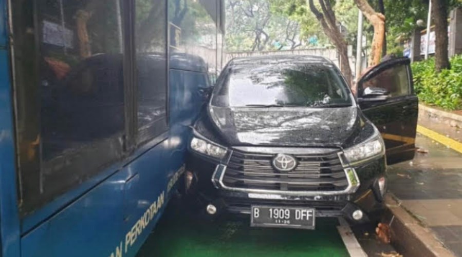 Lagi! Kecelakaan Kembali Terjadi di Jalur Busway, Bus Angkutan Berhimpitan dengan Sebuah Minibus, Netizen: Siapa yang Salah?