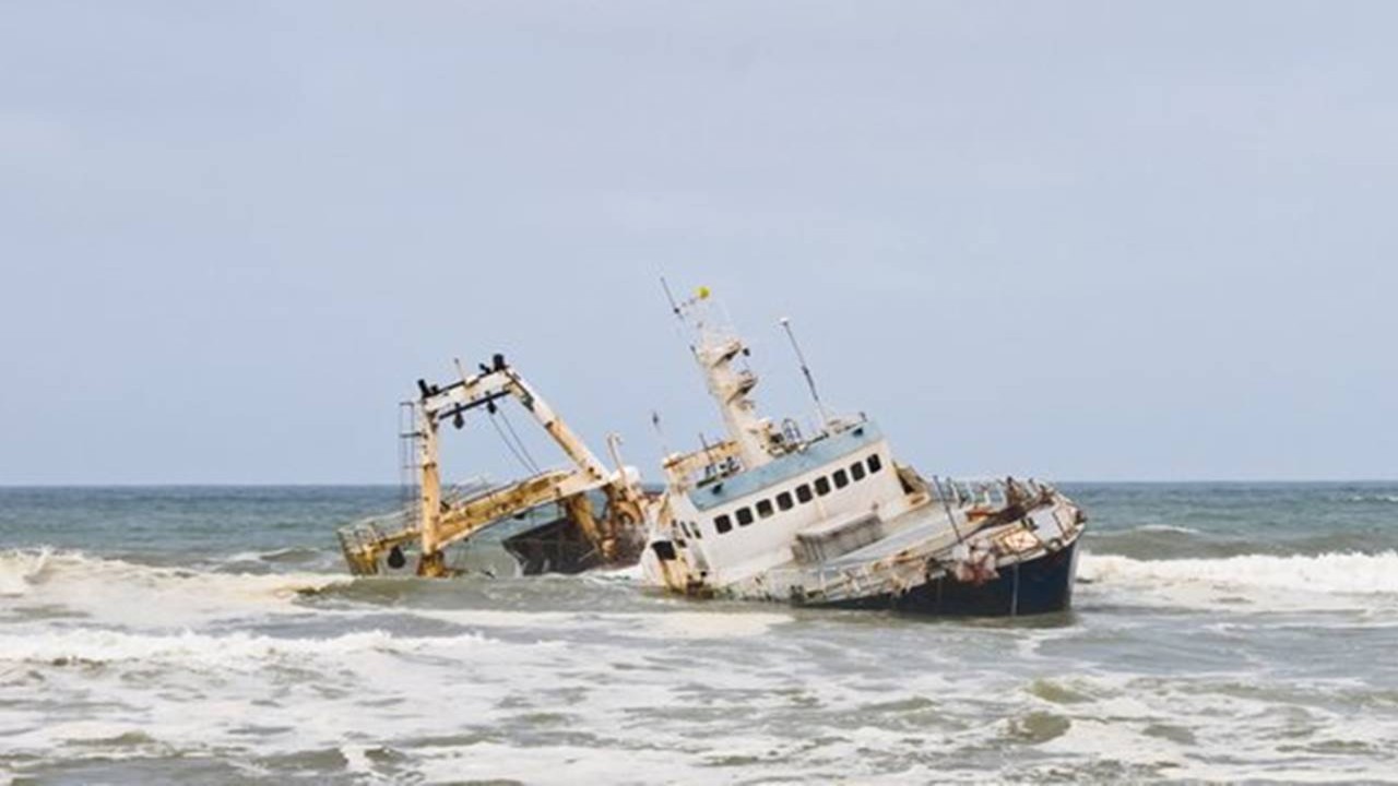 Kapal Berpenumpang 43 Orang Tenggelam di Selat Makassar, Pencarian Korban Tengah Berlangsung!
