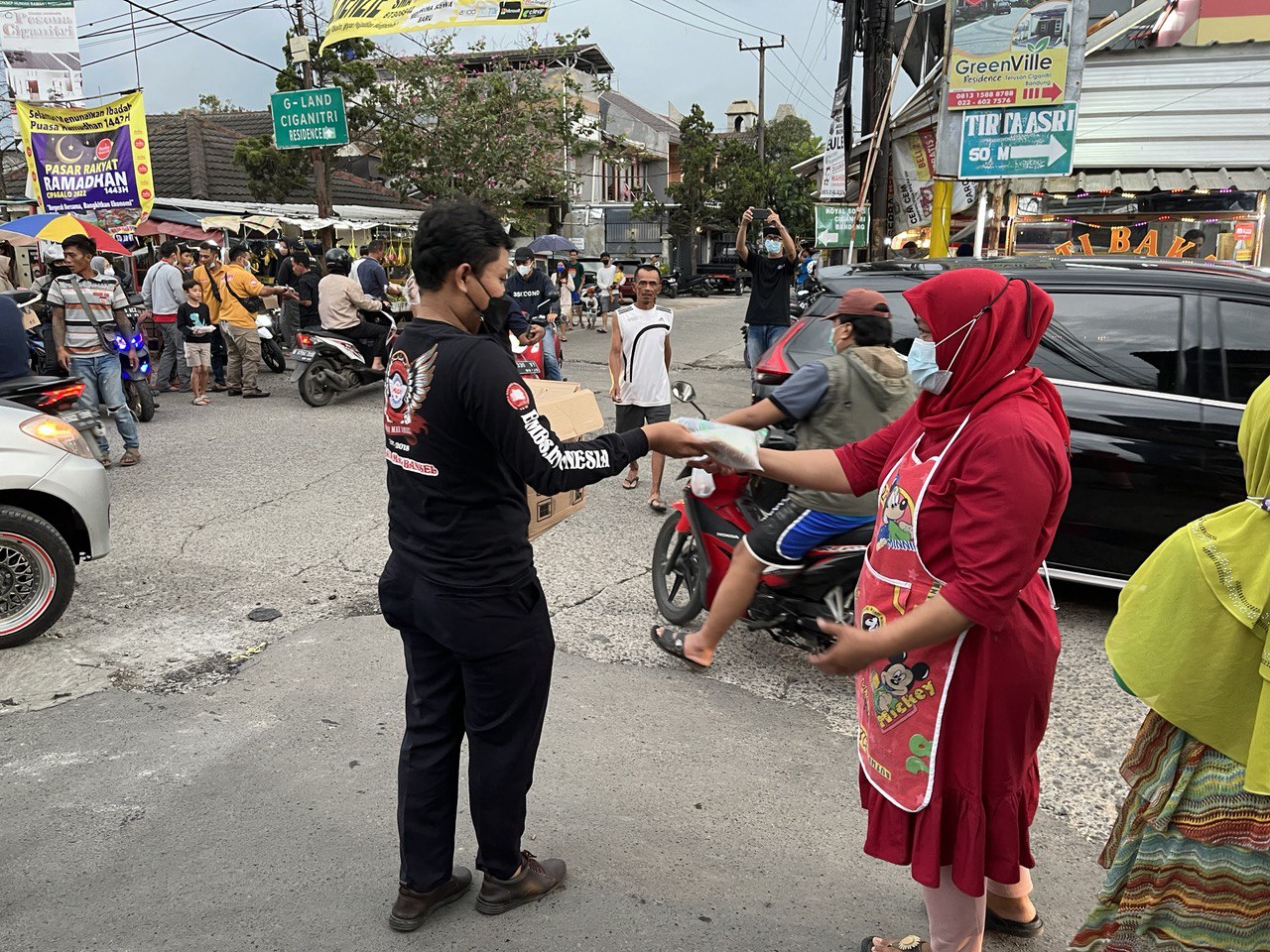YRFI Bandung Ngabuburit Sambil Bersih-bersih Masjid dan Berbagi Takjil