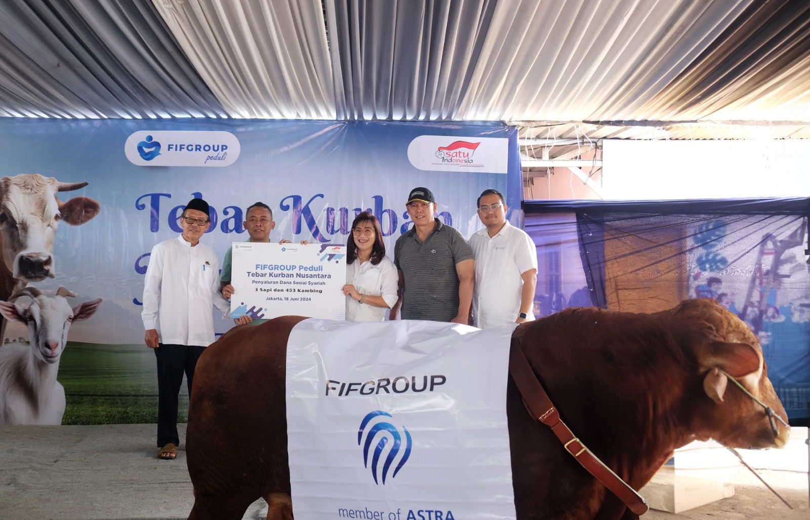 FIFGROUP Tebar 3 Sapi dan 453 Kambing ke Berbagai Penjuru Negeri