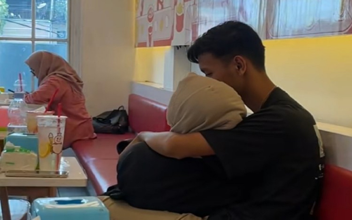 Viral Video Pasangan Muda-mudi Bermesraan di Kafe: 'Mending di Oyo Aja Dek!'