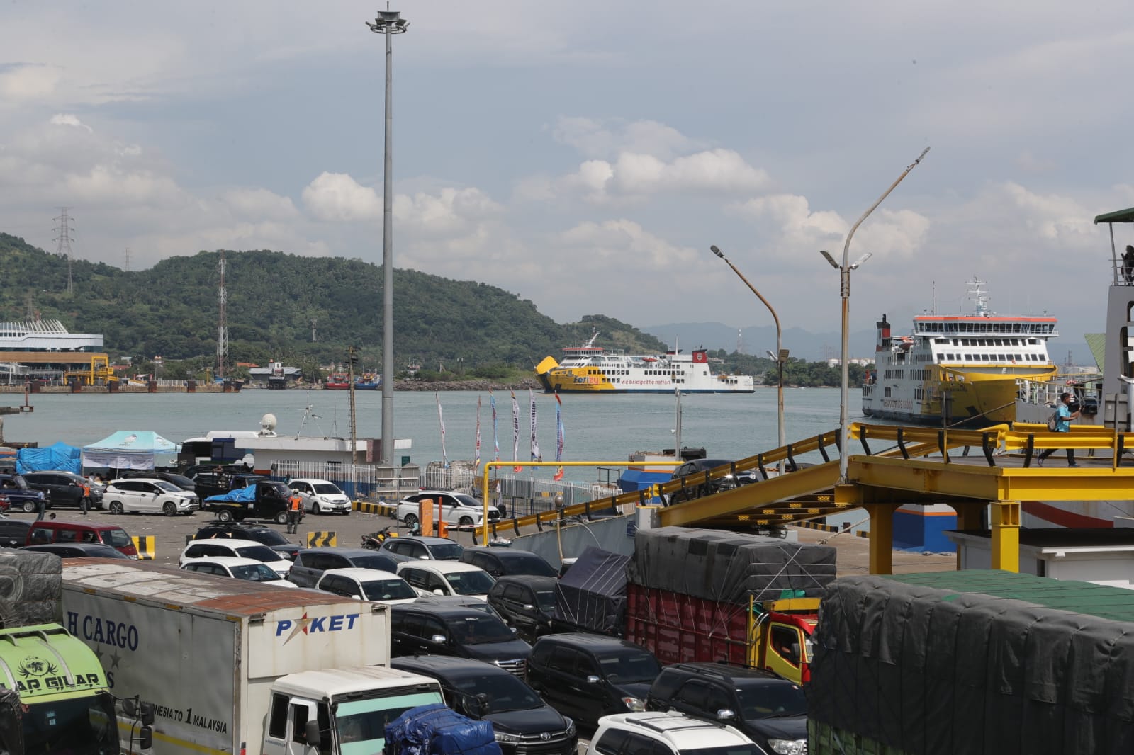 Arus Balik 2022, Pelabuhan Bakauheni Disesaki Kendaraan sementara Tol Serang Mulai Macet