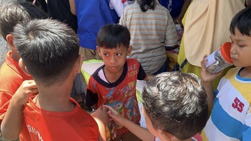 Anak-Anak dan Warga Banda Neira Ikut Serta dalam Penukaran Uang Bank Indonesia