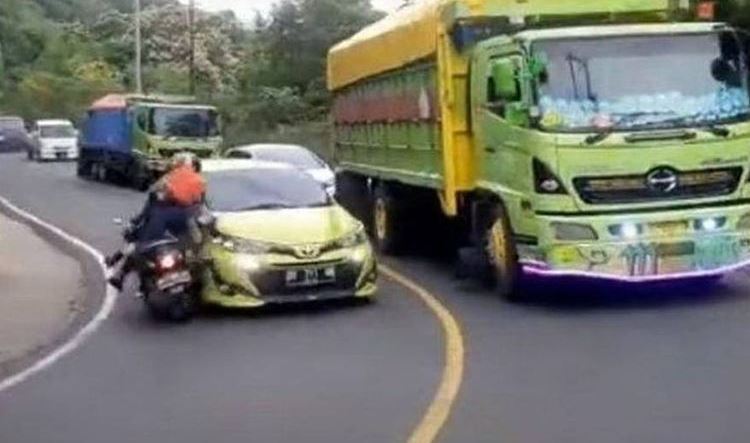 Gaspol! Inilah Trik Ampuh Nyalip Mobil dengan Motor Tanpa Rungkad