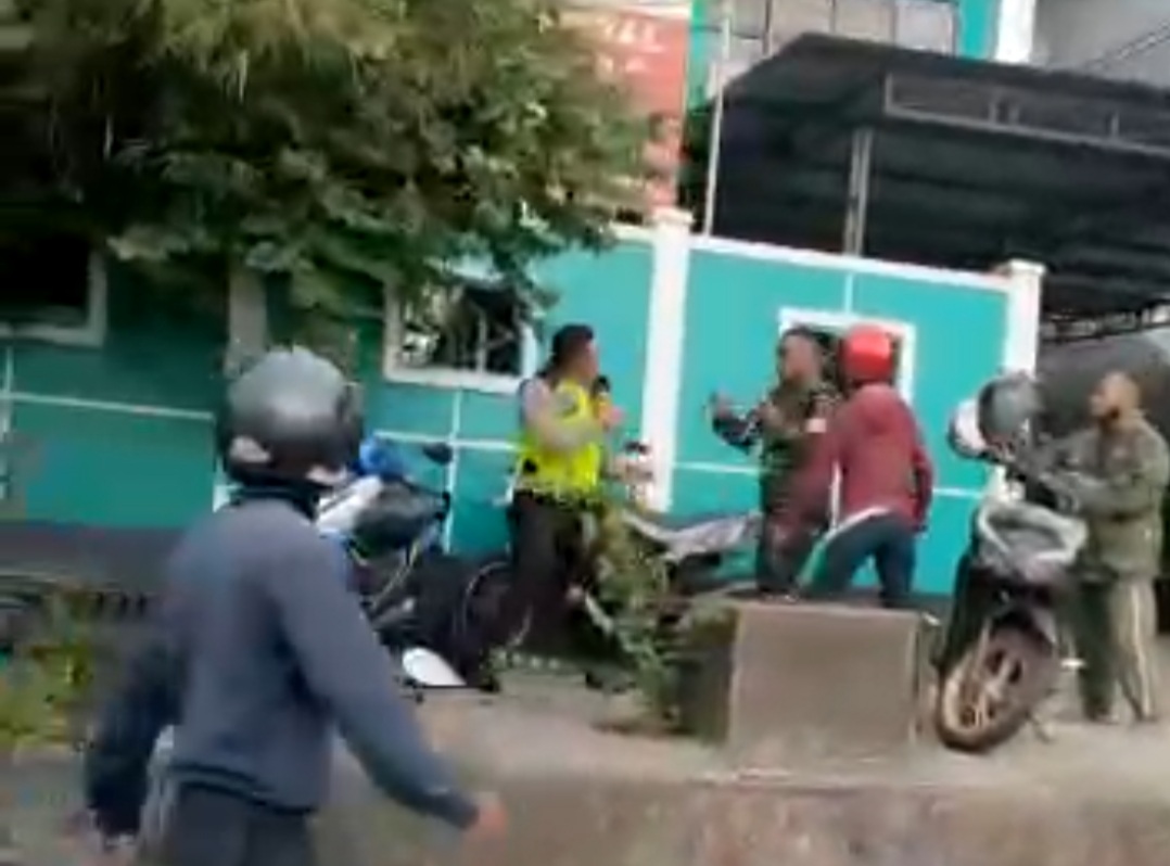 Aparat Baku Hantam! Aksi Dua Polisi dan Prajurit TNI Saling Adu Jotos jadi Tontonan Warga, Penyebabnya Gegara Ditilang?      