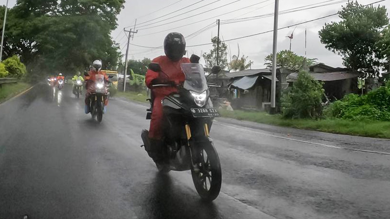 PT Wahana Makmur Sejati Sarankan Pemotor Saat Musim Penghujan, Jangan Neduh di Bawah Kolong Jembatan!