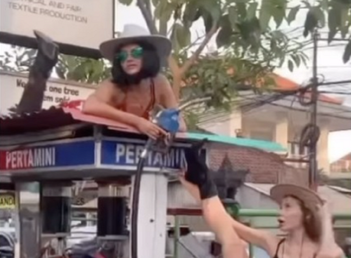 Viral Dua Bule Berani Foto Seksi di Pertamini, Disebut Tak Menghargai Budaya Bali