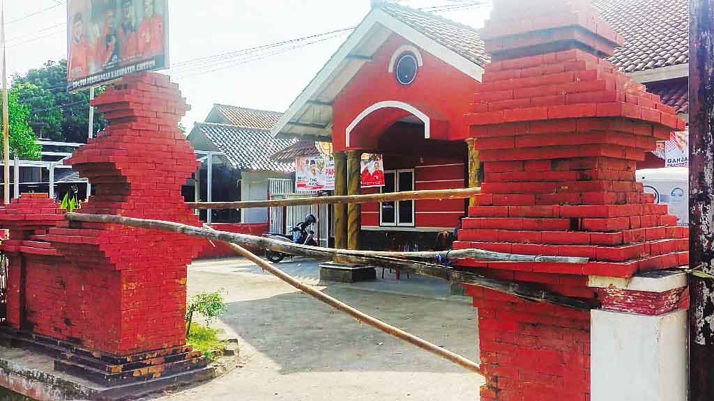 Kocak! Kantor DPC PDI-P Cirebon Disegel Pemilik Bangunan, Katanya Belum Bayar Sewa
