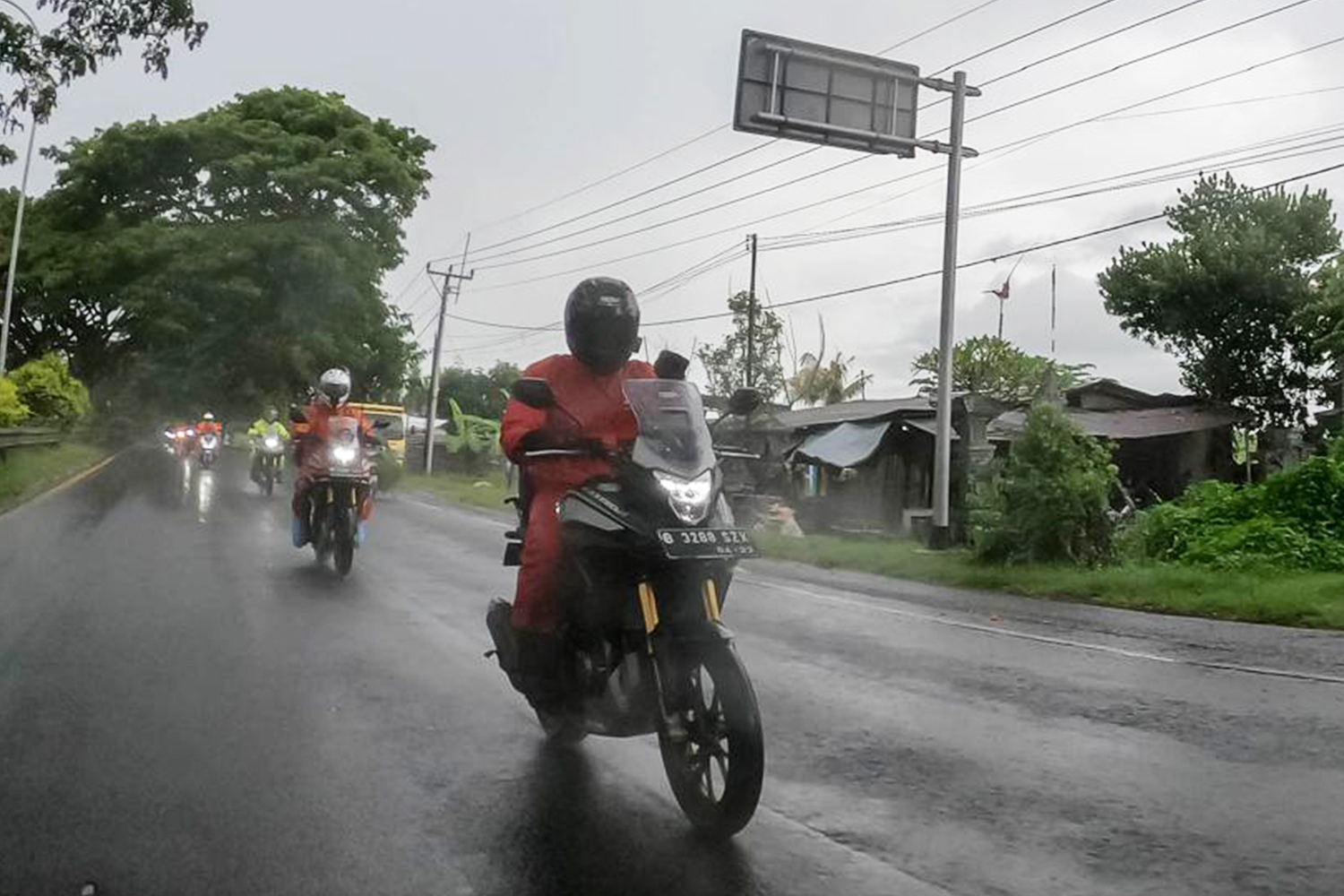 Pemotor Tetap Harus #Cari_Aman di Musim Hujan, Jangan Asal Berhenti di Pinggir Jalan