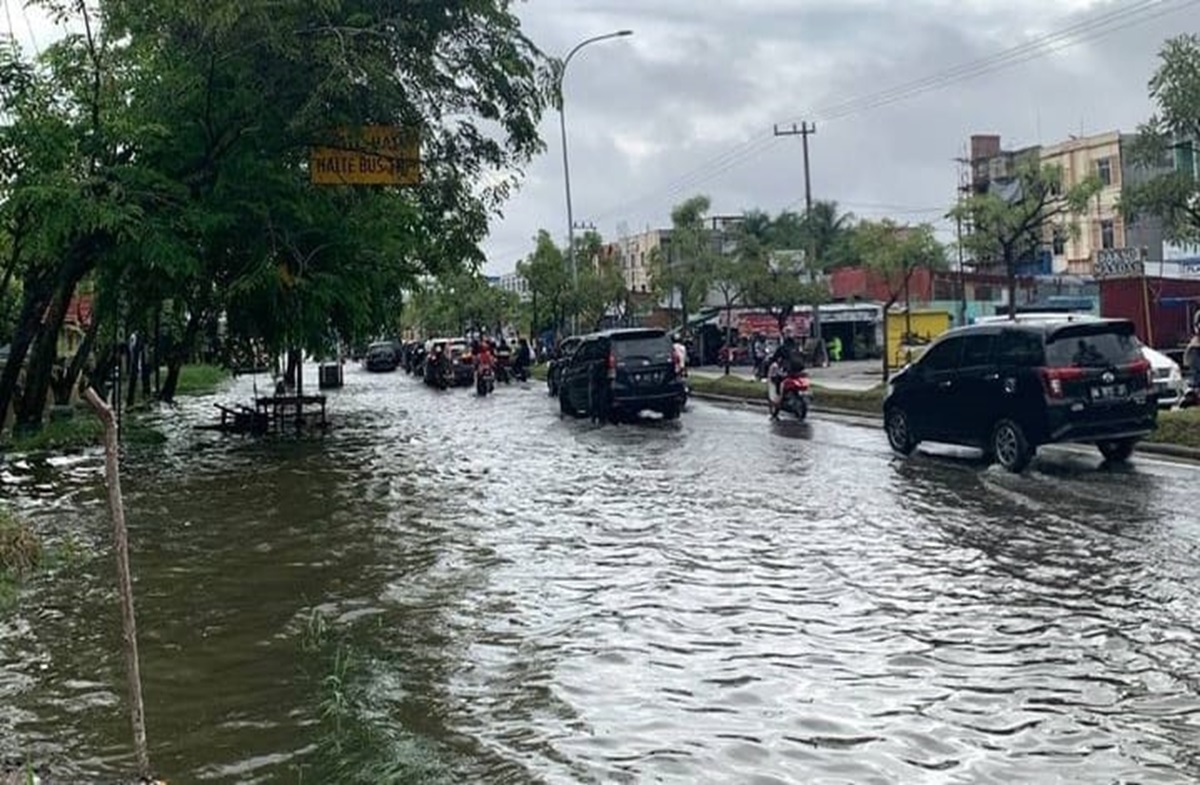 Musim Hujan Tiba, Ini 5 Tips untuk Pemotor untuk Melewati Jalanan yang Banjir