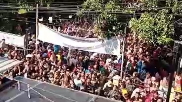 Diikuti Ribuan Orang, Bos Batik Pekalongan Sebar Uang 35 Juta di Jalanan! 4 Orang Pingsan