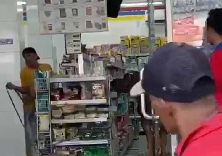 Kisah Unik IdulAdha! Kejadian Sapi Mengamuk Masuk Minimarket di Malingping, Banten