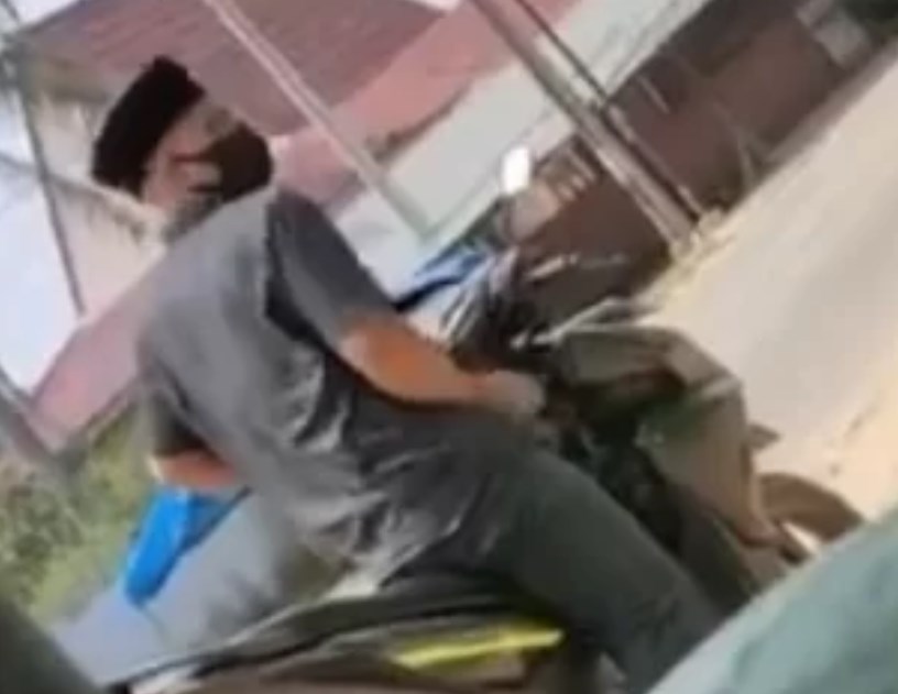 Koplak! Pria Berpeci ini Melakukan Masturbasi di Jalan Umum, Videonya Viral di Medsos, Warganet: Gak Tahan Pak?