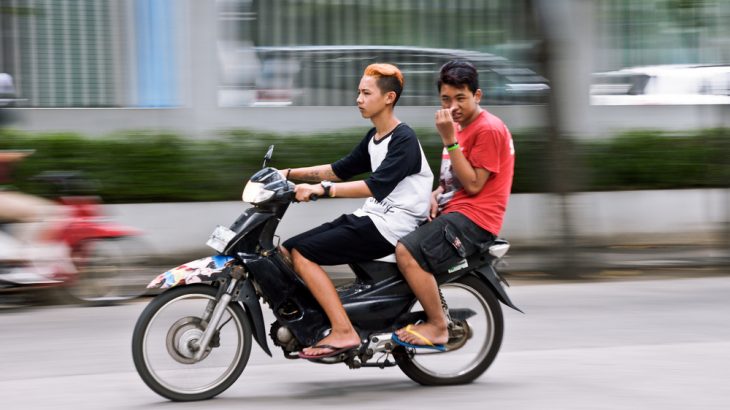 Efek Buruk Anak Sekolahan Belum Cukup Umur Berkendara Motor Tanpa Helm, Jangan Deh!