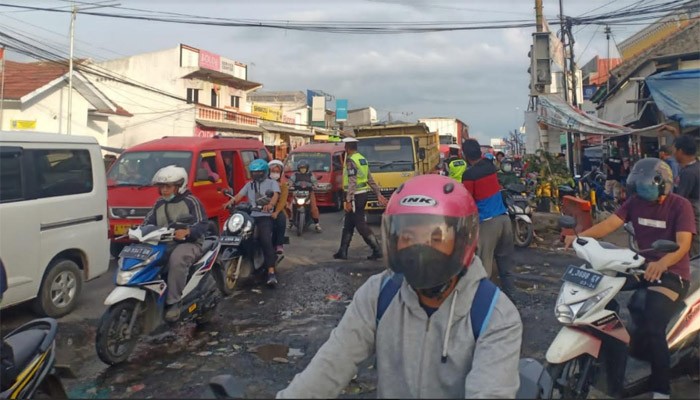 Warga Banten Keluhkan Rusaknya Jalan Akibat Kebocoran Pipa PDAM Tirta Albantani, Kecelakaan Incar Pelajar dan Buruh!