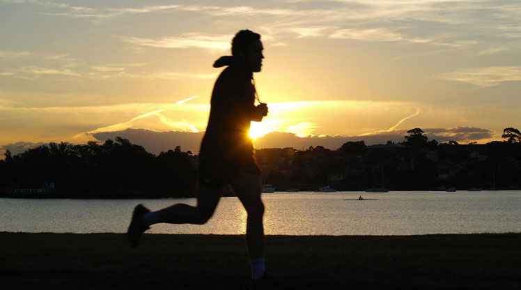 Tak Hanya Lari Pagi, Ini 5 Manfaat Luar Biasa Lari Sore untuk Kesehatan Anda!