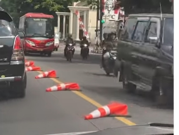 Ini dia Alasan Traffic Cone di Jalan Sultan Agung Semarang Meleleh, Bukan karena Cuaca Panas