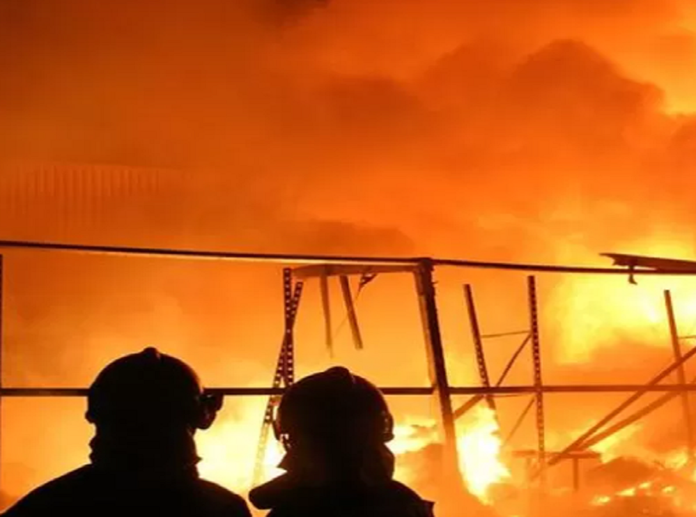 MEMERAH! Heboh Pasar Lama Tangerang Kebakaran, Api Diduga Berasal dari Lapak WC Umum