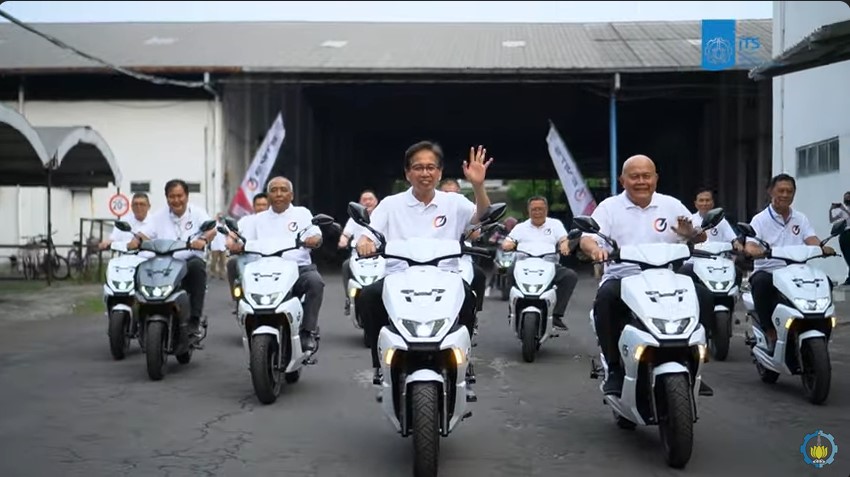 ITS Surabaya dan PT Panggung Electric Citrabuana Resmi Produksi Sepeda Motor Listrik EVITS